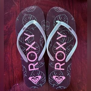 Women’s 8.5 Roxy flip flops.